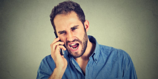 Atenção! Consumidor furioso na linha 